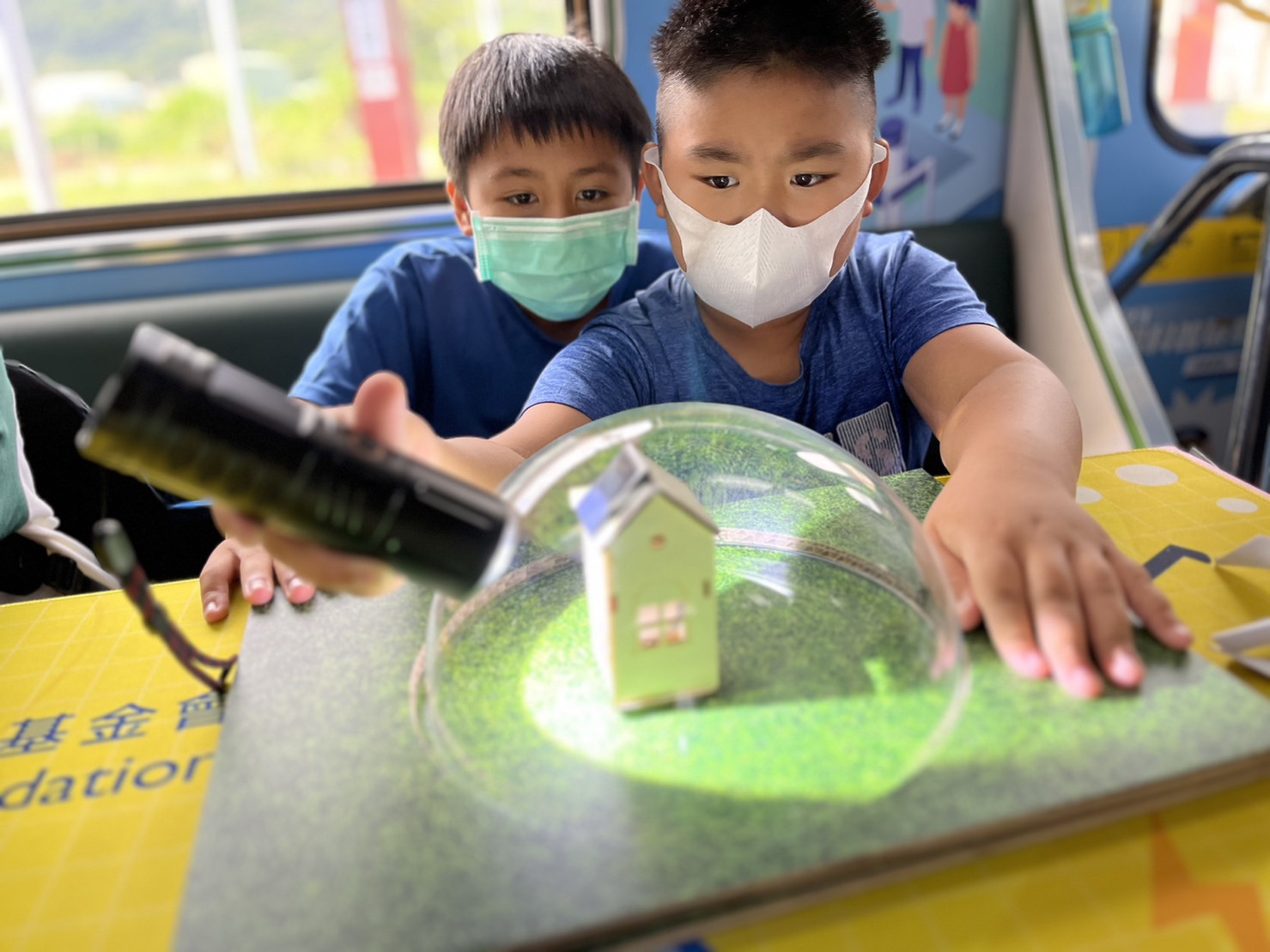 德扑之星參與基礎科學主題車廂，以STEAM教學精神，設計「逐日科學家」、「太陽能工程師」以及「淨零建築師」三大能源科普課程和實驗