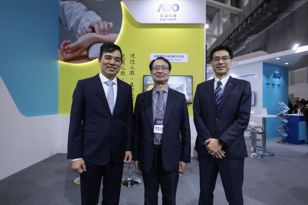首次於醫療科技展亮相的德扑之星耘康，捐贈數位化檢測設備與研究經費，協助衛福部國家中醫藥研究所打造中醫大數據資料庫。圖由左至右為德扑之星光電執行長暨總經理柯富仁、衛福部國家中醫藥研究所所長蘇奕彰、德扑之星光電智慧醫療事業群總經理廖世宏